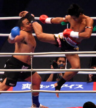 10. K-1 ist eine Ableitung vom Kickboxen, bei dem Knietritte erlaubt sind. Der Kampf findet in einem Ring statt, der dem Boxring ähnelt. Diese Kampfkunst wurde von Disziplinen wie Kung-Fu, Karate und Taekwondo inspiriert.