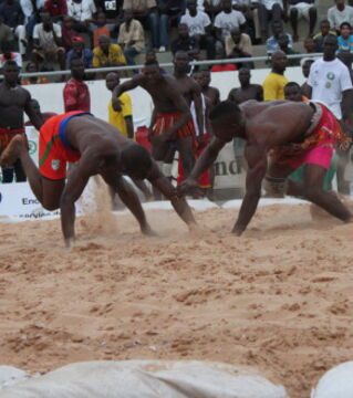 3. Borey ist eine gambische Kampfkunst. Alles ist erlaubt, sogar Sand werfen oder in die Augen spucken.