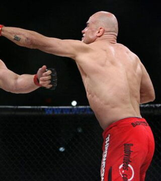 4. Bas Rutten begann mit Bare-Knuckle-Kämpfen. Er trat der UFC bei ihrer Gründung bei und machte eine bewundernswerte Karriere. Er war auch für seine Ausrutscher bei Bar-Schlägereien bekannt…