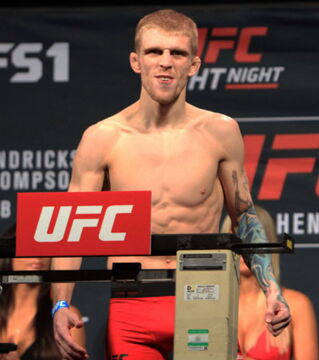 9. Justin Scoggins: 23-jähriger amerikanischer Kämpfer. Er gewann bei der UFC 4 von seinen 7 Kämpfen. Er verlor sein letztes Duell, hat aber dennoch das Potenzial und die Zeit, um eine wichtige Rolle in der Kategorie Flyweight zu spielen