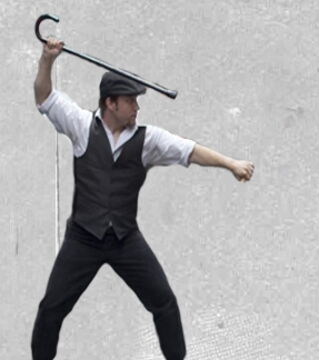 Bartitsu besteht aus mehreren Techniken, die bei allen Angriffen nützlich sein können. Die Disziplin wird mit verbunden Armen oder mit einer Waffe, wie Regenschirm oder Stock, praktiziert. Sie wurde dank Sherlock Holmes berühmt