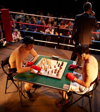 Chess Boxing verbindet Boxen und Schach. Ein klassisches Duell läuft wie folgt ab: 6 4-minütige Runden im Schach und 5 3-minütige Runden im Boxen
