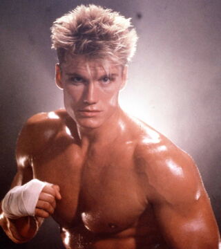 Dolph Lundgren ist am besten für seine Rolle als Drago in Rocky IV bekannt. Er nahm an einem MMA-Kampf teil und hat einen schwarzen Gürtel in Kyokushinkai (Karate-Stil).