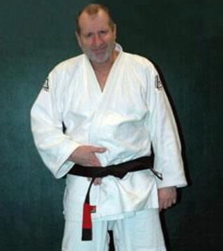Ed O'Neill ist für seine Rolle als Al Bundy in der Serie Modern Family bekannt. Er hat einen schwarzen Gürtel im Jiu-Jitsu.