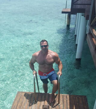 Heute sieht man ihn nicht mehr auf dem Podium, denn er spielt inzwischen in Kinofilmen mit. Er hat etwas weniger Muskelmasse, ist aber immer noch sehr ansehnlich.