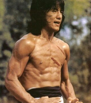Jackie Chan hat einen schwarzen Gürtel in Hapkido. Er trainierte auch Karate, Judo, Taekwondo und Jeet Kune Do. Die Stunts für seine Filme macht er immer selbst.