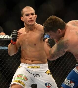 Junior Dos Santos - Der Brasilianer ist jetzt auf dem Abstieg aber seine Schläge schallten in der Arena wie Baseballschläger, die gegen eine Wand fliegen würde