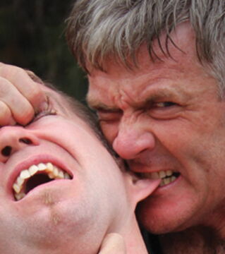 Kino Mutai ist eine so genannte „noble“ Kampfsportart aus den Philippinen. Sie ist ziemlich wild und besteht darin 9 spezifische Punkte im Körper zu bestimmen, in die man beißen soll, um den Gegner zu besiegen