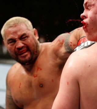 Mark Hunt - Sein Trainer überredet ihn Kampfsport zu trainieren als es sieht wie Mark jemanden in einer Bar K.o. schlägt