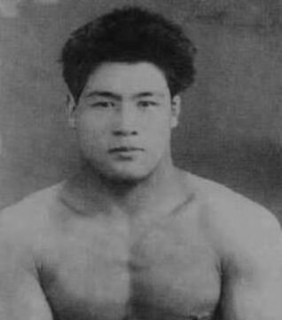 Masahiko Kimura (1917-1993) gilt ganz einfach als der beste Judoka aller Zeiten. Er hat unter anderem Helios Gracie durch Submission besiegt.