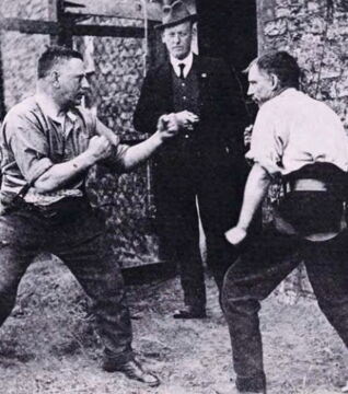 Rough and Tumble stammt aus Amerika. Alles ist erlaubt, beißen, kratzen, Waffen und sogar Schläge unterhalb der Gürtellinie. Sie wird nur selten praktiziert, da die Teilnehmer dabei sterben können