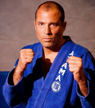 Royce Gracie hat das ertste UFC-Tournier dank seinen JJB-Kenntnissen gewonnen. Nach seinem Sieg hat er Millionen Schüler unterrichtet.