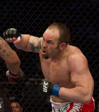 Shana Carwin - Der Inginieur war nicht gerade der beste Kämpfer, aber man musste schon hoffen die erste Runde zu überleben, um ihn besiegen zu können. Er schlägt seine Gegner K.o. mit etwas, was wie eine Ohrfeige aussieht