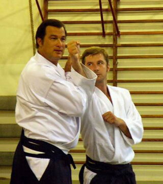 Steven Seagal hat den siebten Dan in Aikido und eröffnete ein Dojo in den frühen 80-gern.