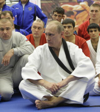 Vladimir Putin, der russische Präsident verbirgt seine Leidenschaft für Judo nicht. Deshalb hat er den 8. Dan in der Disziplin.