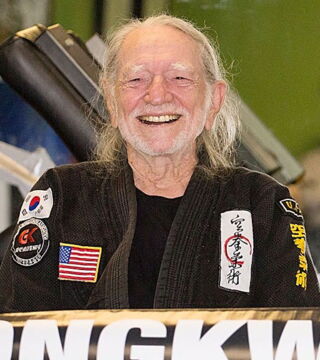 Willie Nelson, Country-Musik-Ikone, erhielt im Alter von 81 Jahren seinen 5. Dan in Karate.