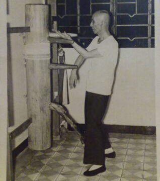 Yip Man, emblematische Figur des Wing Shu. Er war auch der Meister eines gewissen Bruce Lee…