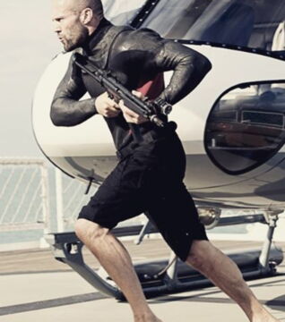 Als wäre es das Normalste auf der Welt, mit einer Waffe in der Hand neben einem Helikopter zu rennen...