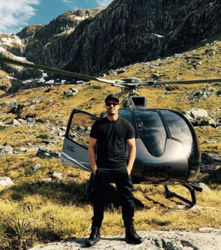 Er braucht auch nicht „The Expendables“, um in einem Helikopter zu fliegen