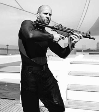 Es ist quasi normal, den Schauspieler mit einer Waffe in der Hand zu sehen!