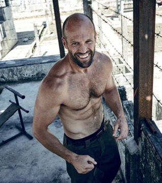 Sein Körper ist aussagekräftig genug, um zu verstehen, warum er für Actionfilme regelmäßig gecastet wird