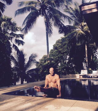 Selbst am Beckenrand ruht sich Jason Statham nicht aus
