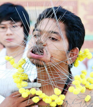 Beim vegetarischen Festival im thailändischen Phuket beweisen Männer und Frauen ihren religiösen Willen und verletzen sich dafür