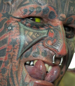 BONUS: Victor Peralta hat sich 90% des Körpers tätowiert. Seine Zunge ist gespalten, wie bei einer Schlange.