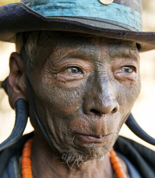 Das tätowierte Gesicht eines alten Kopfgeldjägers in Longwa Village im indischen Bundesstaat Nagaland. Bis in die 60er Jahre waren diese Kopfgeldjäger stolz, ihre Feinde zu töten.