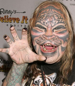 Dennis Avner, auch bekannt als „Cat Stalking“, war ein US-Amerikaner, der für seine extremen Body-Art-Künste berühmt wurde. 2012 starb er im Alter von 54 Jahren.