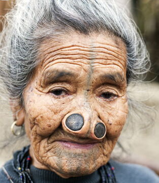 Die Frauen des Apatanie-Stamms in Indien tragen diese Objekte in ihren Nasen, um weniger attraktiv zu werden. So geht sie kein Mann an.