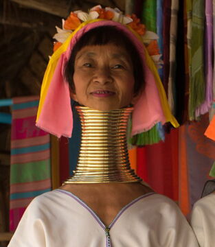 Die Frauen des Kayan-Lahw-Stamms in Myanmar hängen sich Messingringe um den Hals, sobald sie fünf Jahre alt sind. So wird der Hals mit der Zeit immer länger.