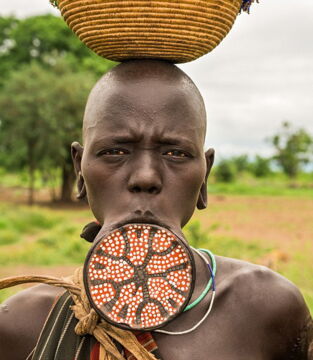 Die Frauen vom Mursi-Stamm in Äthiopien vergrößern mit einer solchen Platte ihre Unterlippen