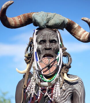 Diese Accessoire symbolisiert ihre sexuell Reife. Sie können jetzt Kinder kriegen. Je zahlreicher und auffälliger die Dekoration, desto höher ist die Stellung der Frau im Stamm