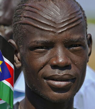 Ein Mann aus dem Sudan mit selbst hinzugefügten Narben auf der Stirn. Ein alter Ritus.