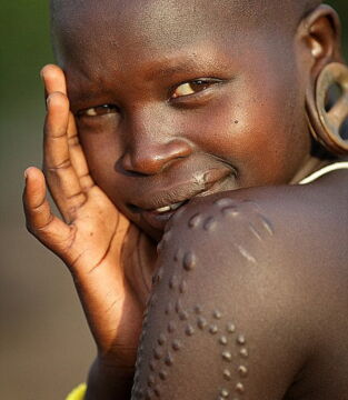 Eine Frau aus Debub Omo aus Äthiopien. Auch sie trägt dekorative Narben auf dem Körper.