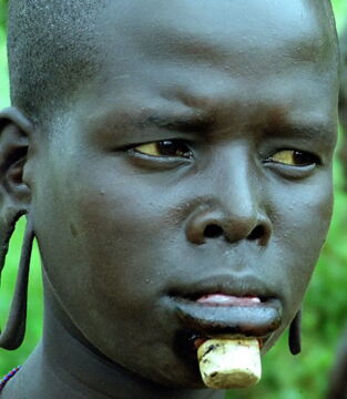 Eine Frau eines Stamms aus Burkina Faso trägt einen Lippenschmuck