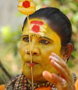 Eine indische Frau, die sich selbst Göttin nennt, mit durchstochener Lippe