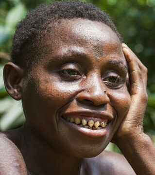 Im Pygmäenstamm Baka in Kamerun können die Zähne ebenfalls einen religiösen Sinn haben oder dazu eingesetzt werden, Tiere abzuschrecken.