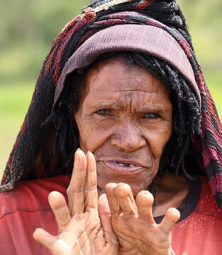 Unter Neuseelands Ureinwohnern gibt es Frauen, die sich nach dem Tod von Vertrauten die Finger abschneiden, um diesen die Ehre zu erweisen