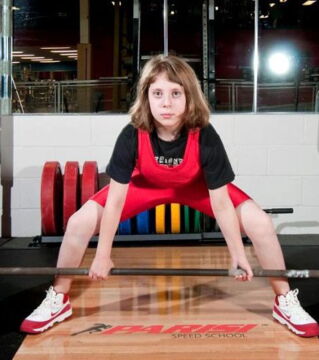 10. Naomi Kutin ist 13 Jahre alt. Ihre Squats sind ihre Spezialität und sie kann ohne ihre Miene zu verziehen bis zu 95 Kilo hochheben. Sie ist das Mädchen, das du bei einer Schlägerei am liebsten auf deiner Seite weißt