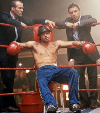 13 Snatch: In guter Fight-Club-Tradition mimt Brad Pitt einen harten Typen, der immer für einen guten Schlag ins Gesicht zu haben ist.