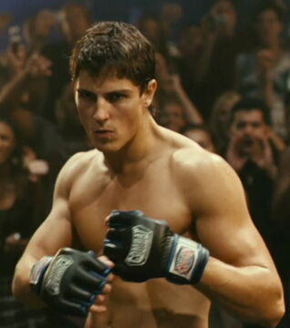 16 The Fighters (Never Back Down): Der Film erzählt die Geschichte eines ehemaligen Footballspielers, der sich dazu entscheidet an MMA Kämpfen teilzunehmen.
