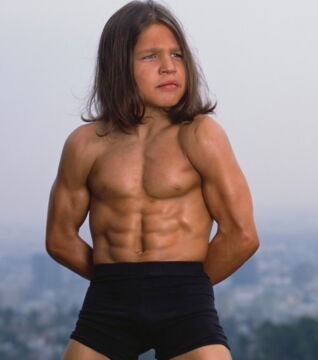 2. Richard Sandrak hat mit 2 Jahren Krafttraining angefangen. Mit 8 Jahren konnte er schon 80 Kilo hochheben. Wie das Training des ukrainischen Herkules aussieht? 600 Liegestütze und 300 Squats...