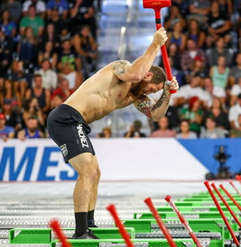 4. George Sanchez Leistung auf dem Ergometer (40 Kalorien in nur 27 Sekunden) und seine verschiedenen Schläge auf Metallschlitten