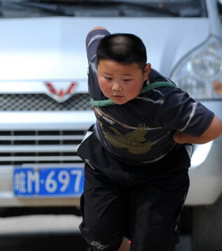 4. Jang Jinlong ist ein kleiner chinesischer Muskelprotz, der nur mit seiner eigenen Kraft einen Mini-Van bewegen kann. Easy