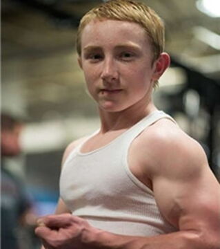 8. Jake Schellenschlager hat mit 12 Jahren am Wettkampf des stärksten Kindes teilgenommen. Obwohl er so jung ist, sehen seine Arme nicht aus wie die von jemand Jungem. Das ist keine Fälschung!