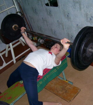 9. Varvara Akulova wurde in einer Zirkusgruppe großgezogen. Mit 4 Jahren hat sie schon Gewichte gestemmt. Mit 14 Jahren konnte sie bis zu 272 Kilo heben. Und was hast du mit 14 so gemacht außer Pokémon spielen?