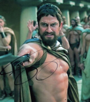 ...aber für seine Rolle als Leonidas, König der Spartaner, hat sich Gerard Butler im Film „300“ ein gehöriges Sixpack verschafft!