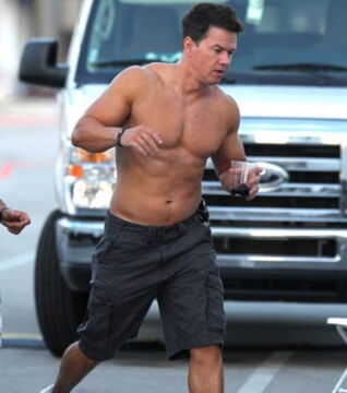 Aber Marc Wahlberg kann auch sehr muskulös sein. Wie für den Film "No pain, no gain" für den er 10 Kilo zunehmen musste. Er nahm 10 Mahlzeiten zu sich.